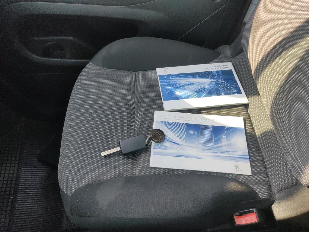 
								PEUGEOT Partner completo									