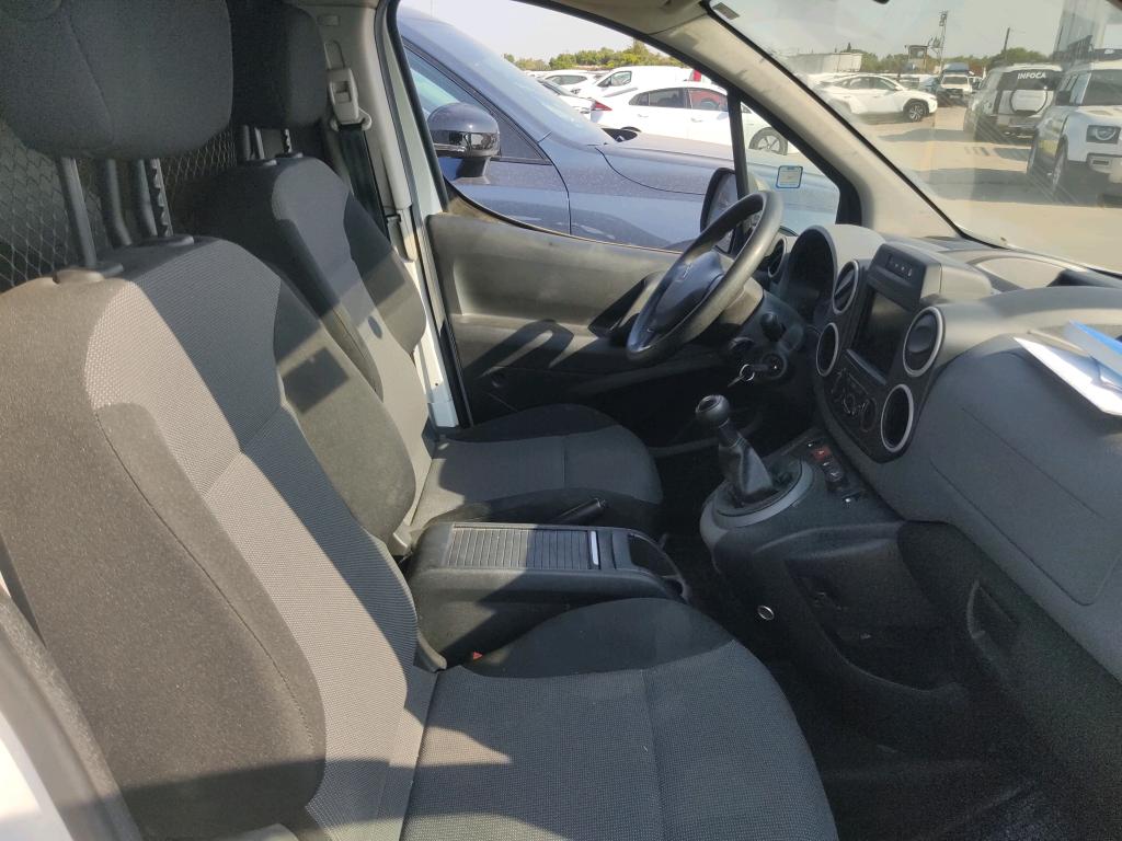 
								PEUGEOT Partner completo									